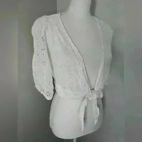 Hollister Tie Front Eyelet Cropped Blouse - Picture 5 of 9